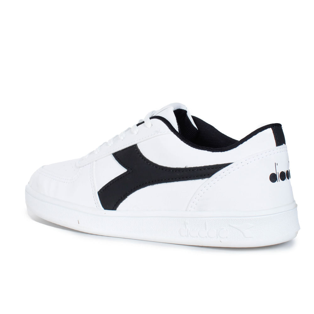Tênis Unissex Casual Playmaker Diadora Branco mostrado em ângulo lateral com detalhes em preto