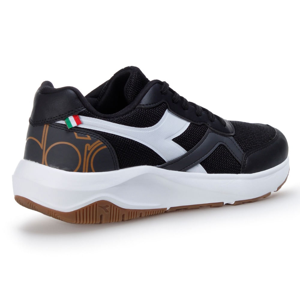 Tênis lifestyle Diadora Sforza unissex preto chumbo caramelo DFSC076-01 mostrando detalhe traseiro
