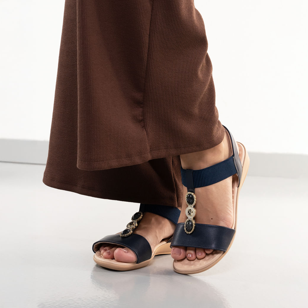 Sandália feminina conforto navy com elástico canelado e detalhes dourados.