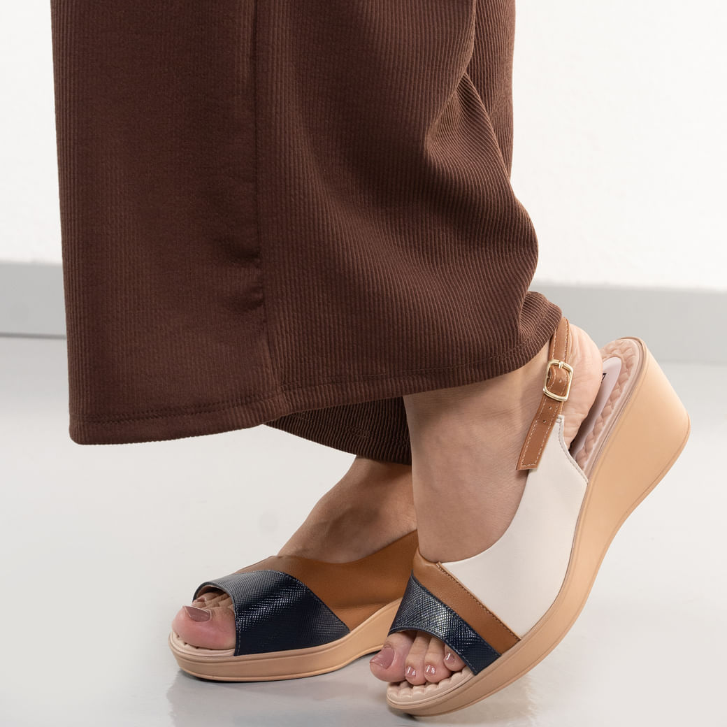 Sandália feminina conforto off white mascavo navy com solado em cunha e tira ajustável