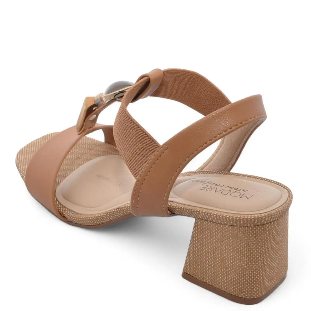Vista lateral traseira da sandália camel com tira elástica cruzada e salto bloco texturizado