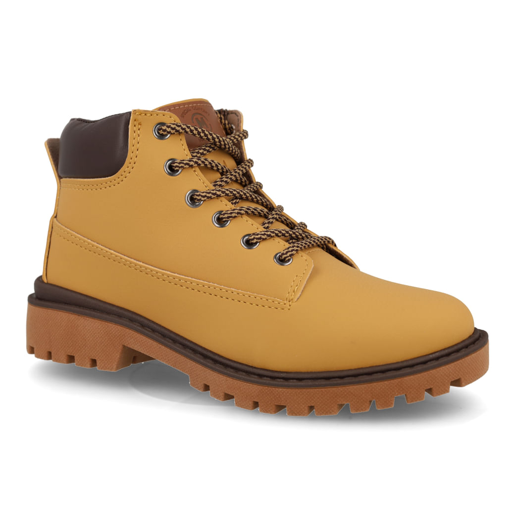 Bota infantil mostarda com colarinho acolchoado café e solado caramelo, vista frontal lateral esquerda