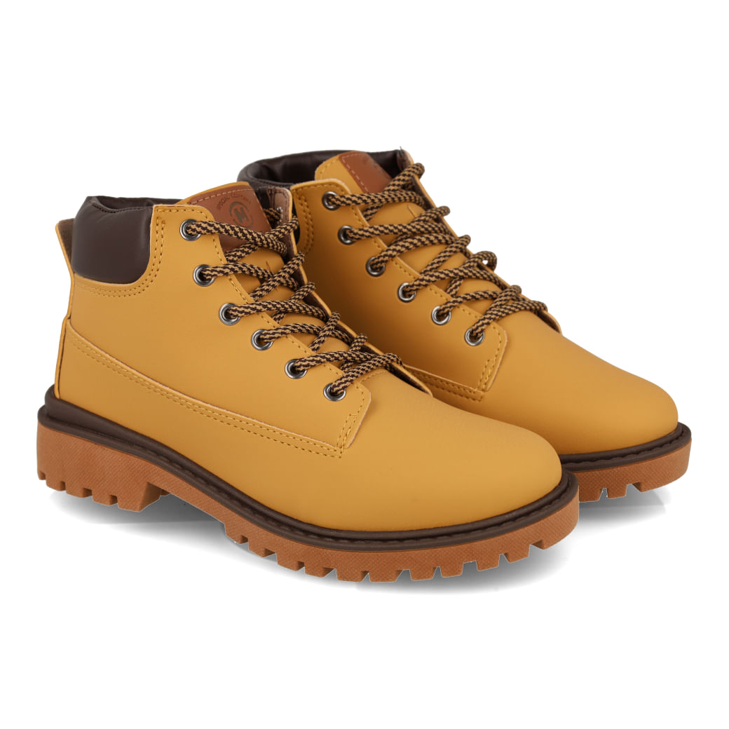 Bota infantil mostarda com colarinho acolchoado café e solado caramelo, vista lateral esquerda