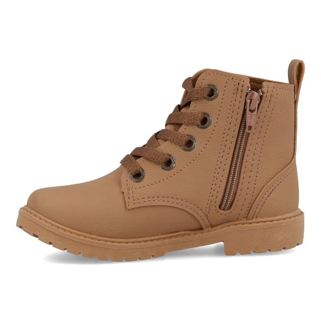 Bota infantil Klin taupe com fecho de zíper lateral, cadarço marrom e solado em borracha vista lateral esquerda