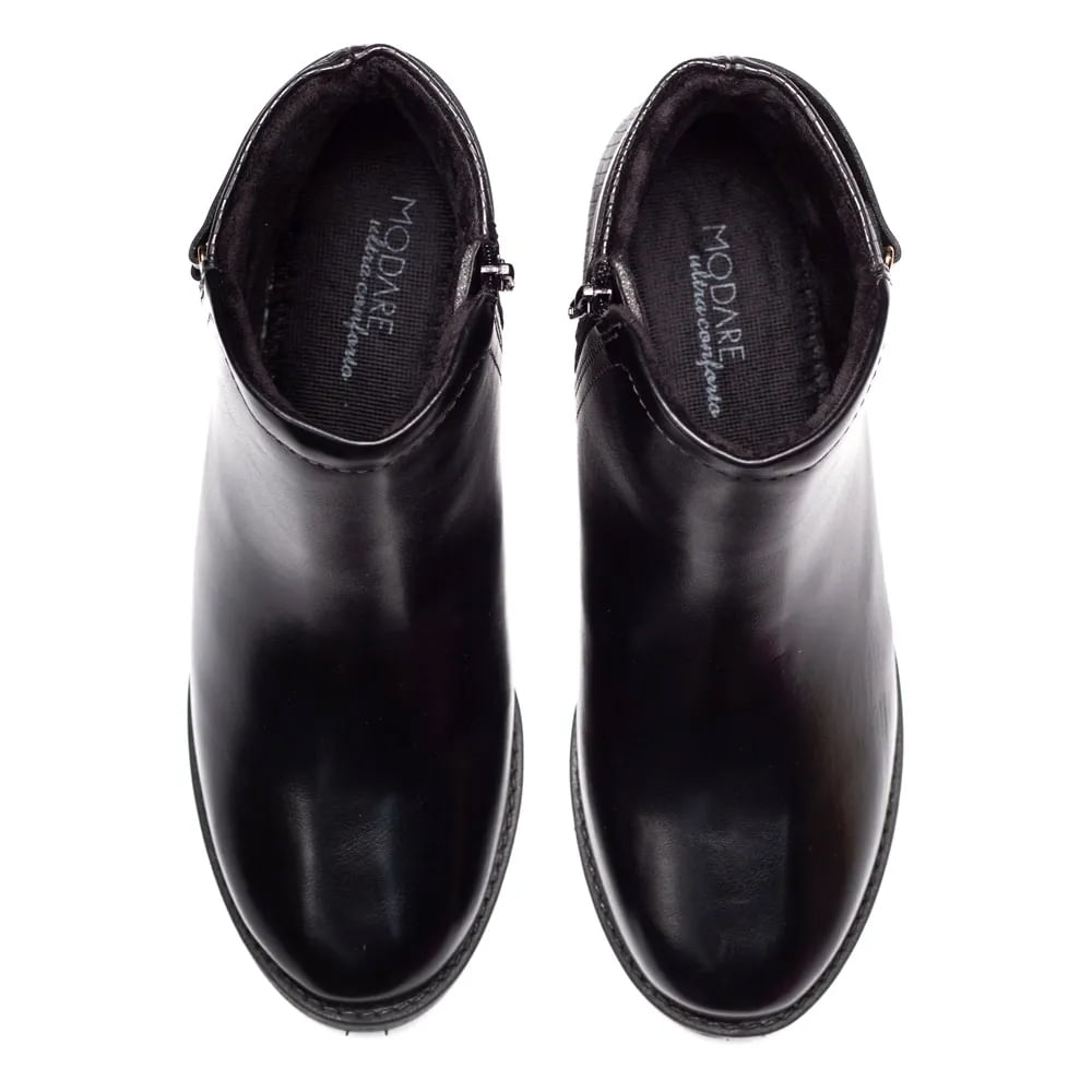 Vista superior do par de botas femininas Modare Ultraconforto preta em napa com interior forrado