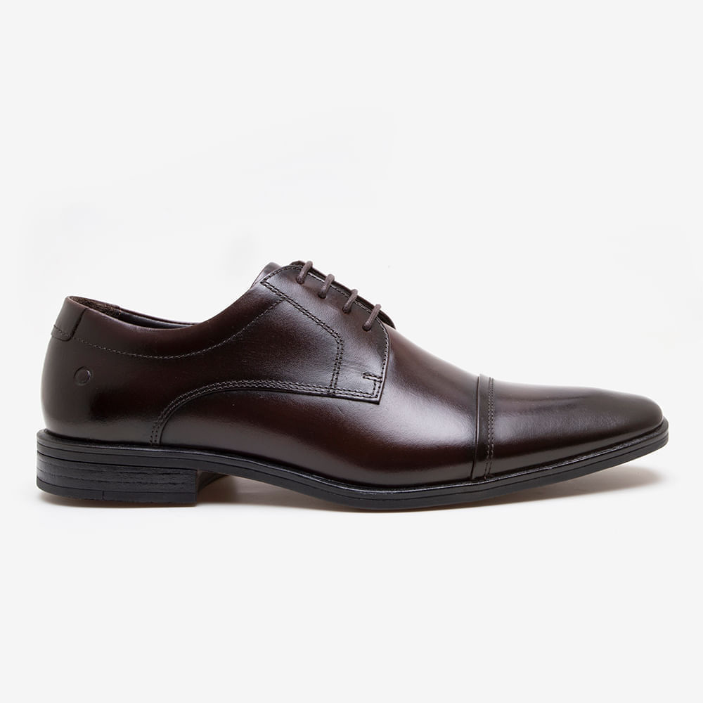 Sapato social couro mahogany com salto empilhado preto em perfil direito.