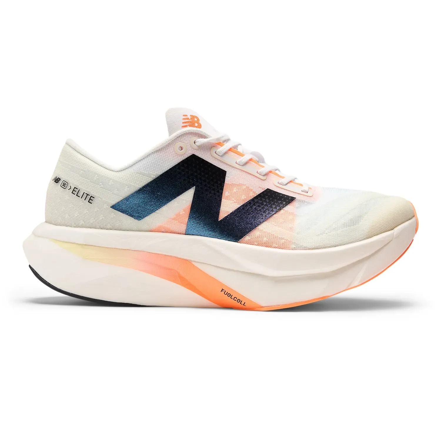 Tênis New Balance FuelCell SuperComp masculino bege em perfil lateral direito mostrando cabedal em malha sintética FantomFit e entressola FuelCell
