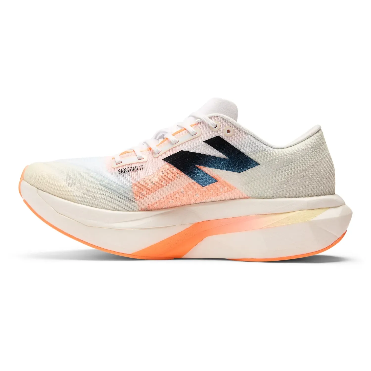 Tênis New Balance FuelCell SuperComp masculino bege em perfil lateral esquerdo mostrando detalhes do cabedal e cadarços