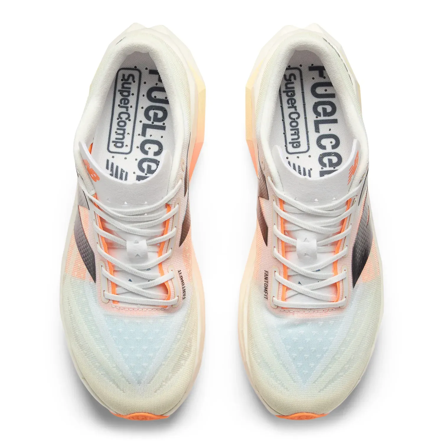 Tênis New Balance FuelCell SuperComp masculino bege visto de cima evidenciando cabedal e palmilha