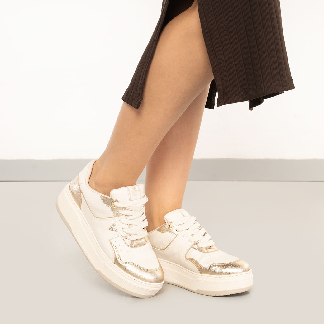 Tênis feminino Via Marte marfim com detalhes dourados e solado branco casual