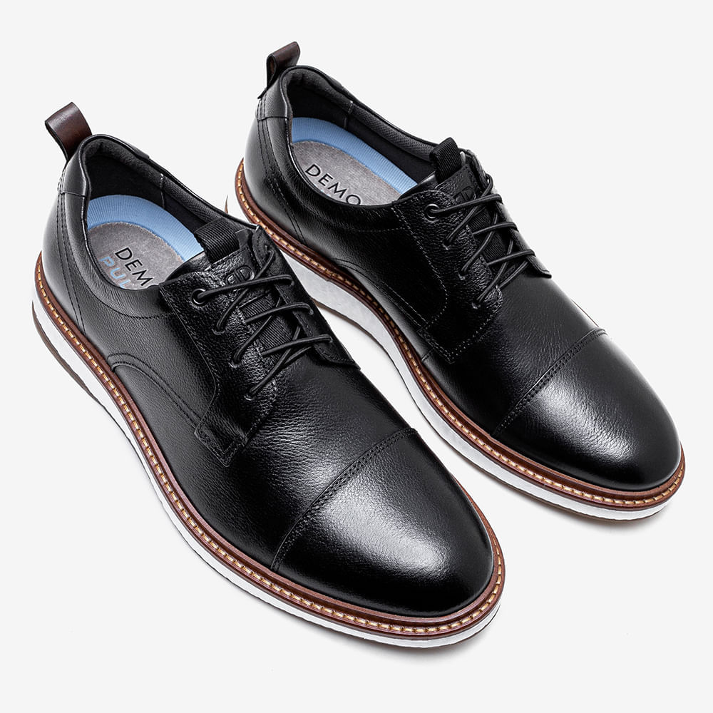 Par de sapatos Metropolitan Clark Pulse Preto vista superior oblíqua mostrando detalhes do cadarço e palmilha azul