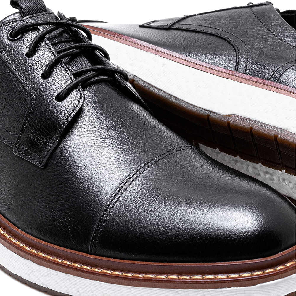 Close no bico arredondado do Sapato Metropolitan Clark Pulse Preto mostrando textura do couro e acabamento