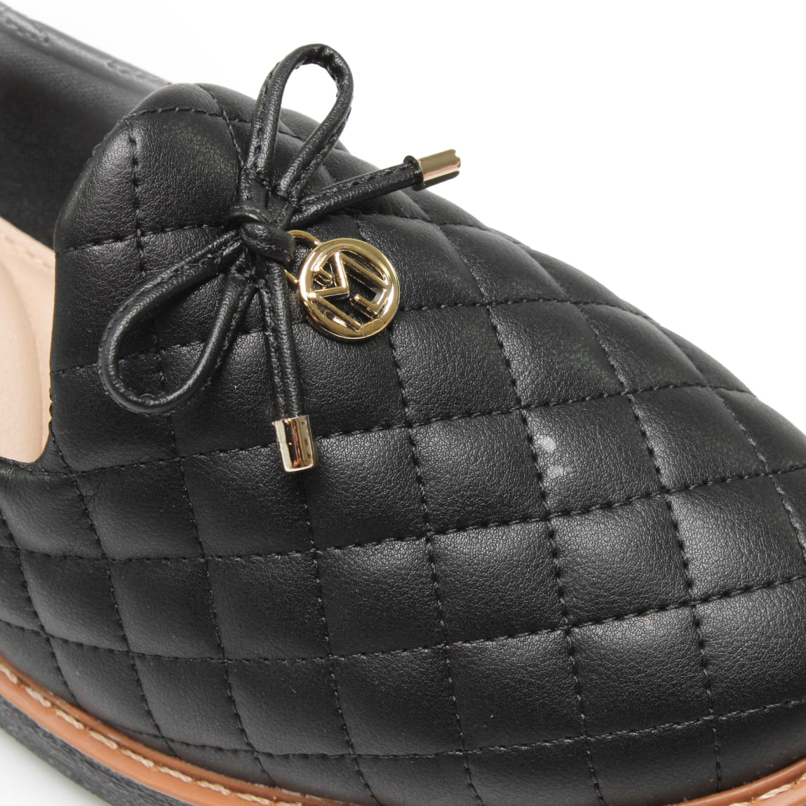 Detalhe do laço e textura acolchoada do sapato mocassim feminino preto