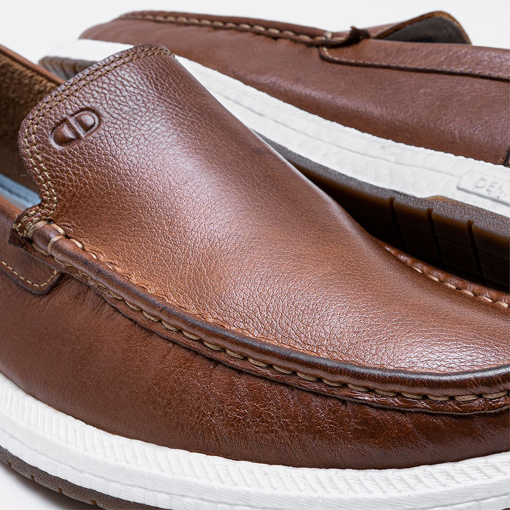 Vista lateral do Mocassim Democrata Easy Flop Pulse Masculino Marrom com sola branca e detalhes em couro