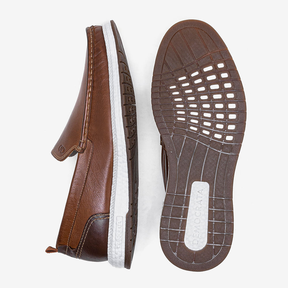 Vista inferior do Mocassim Democrata Easy Flop Pulse Masculino Marrom mostrando sola branca e detalhes