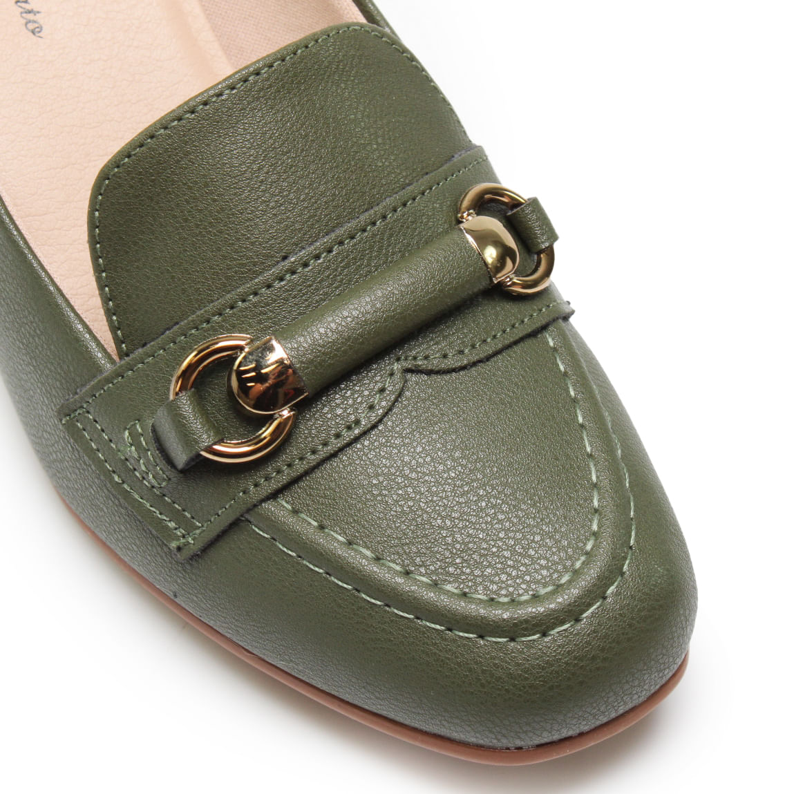 Detalhe do cabedal do sapato feminino casual verde oliva com detalhe metálico dourado