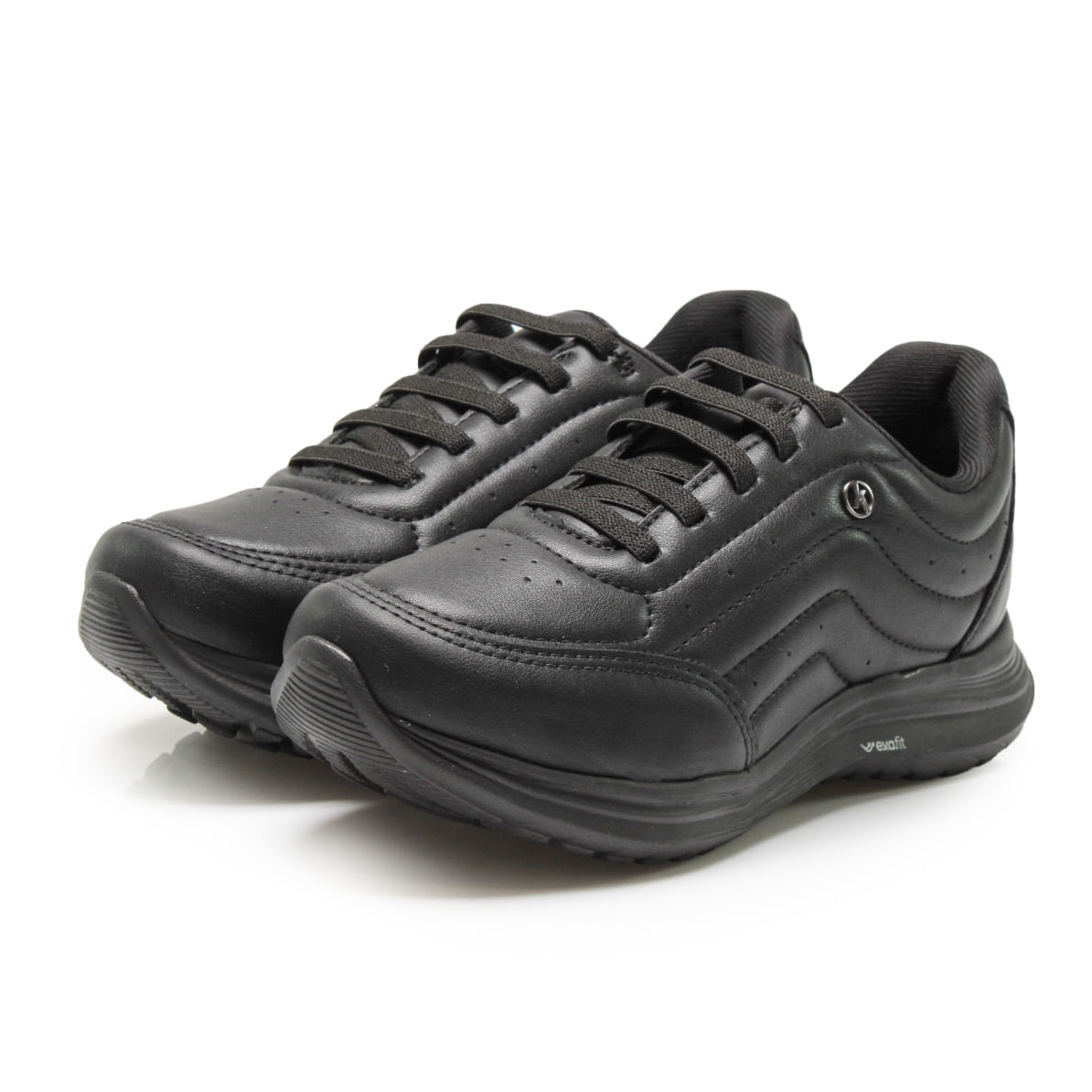 Par de tênis casual feminino preto Almeria vista frontal esquerda com solado preto e cadarço.