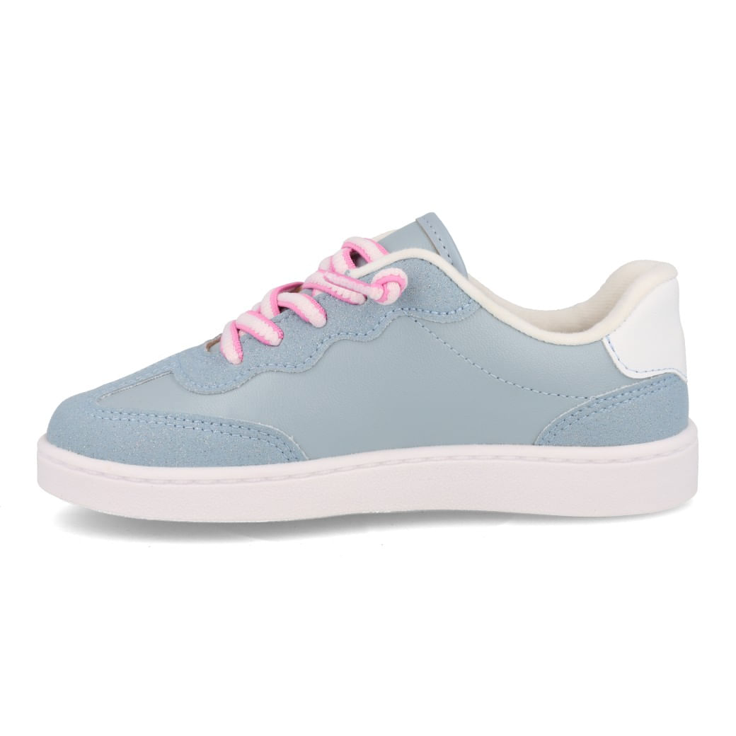 Tênis infantil feminino azul sky com cadarço rosa e detalhes brancos, visto pela lateral esquerda.