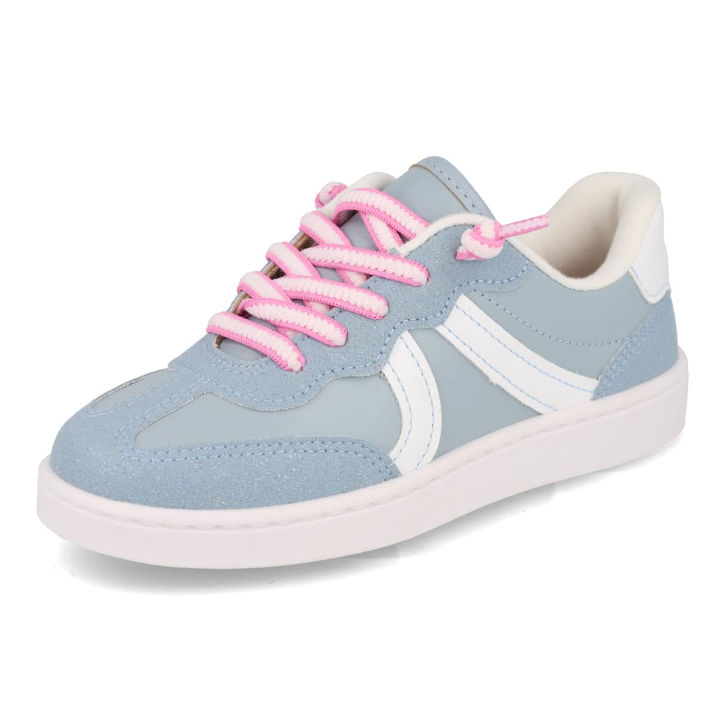 Tênis infantil feminino azul sky com cadarço rosa, visto na lateral direita em ângulo.