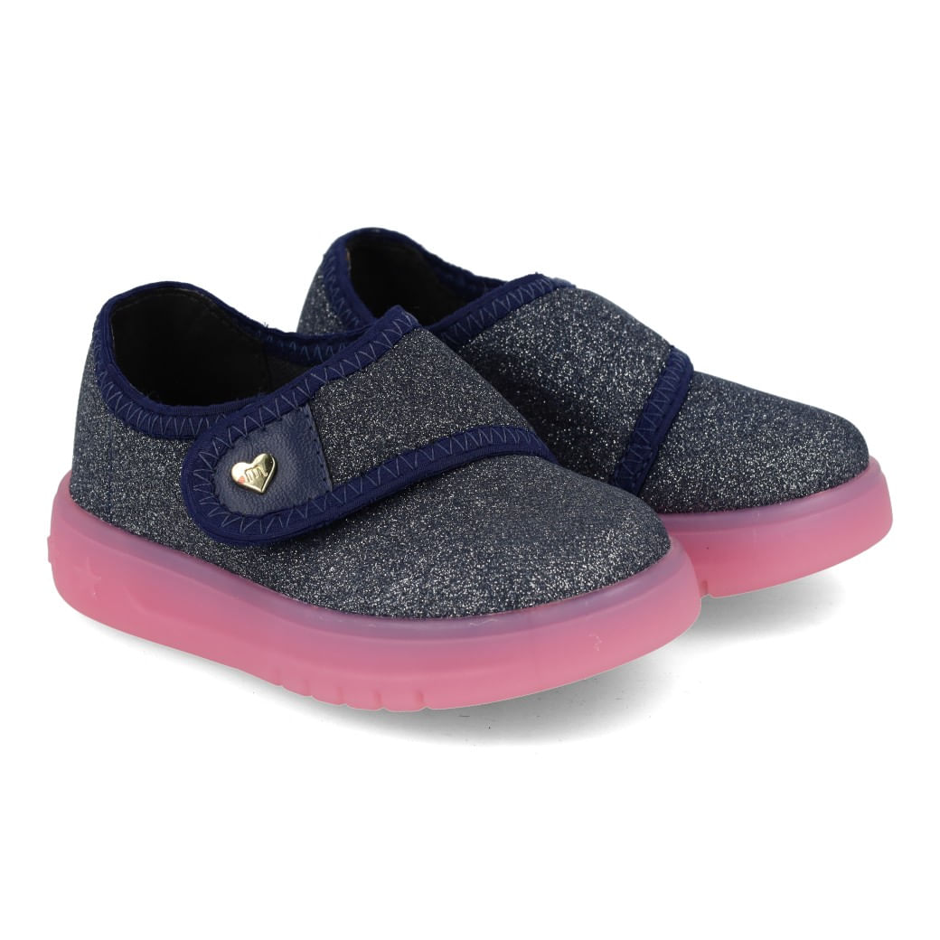 Par de tênis casual feminino infantil marinho com sola rosa translúcida e fechamento em velcro