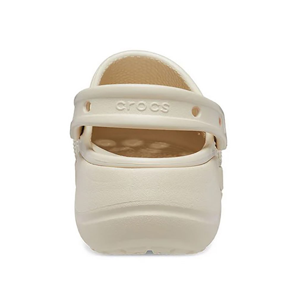 Babuche Crocs Baya plataforma unissex bege vista traseira com logo Crocs na tira
