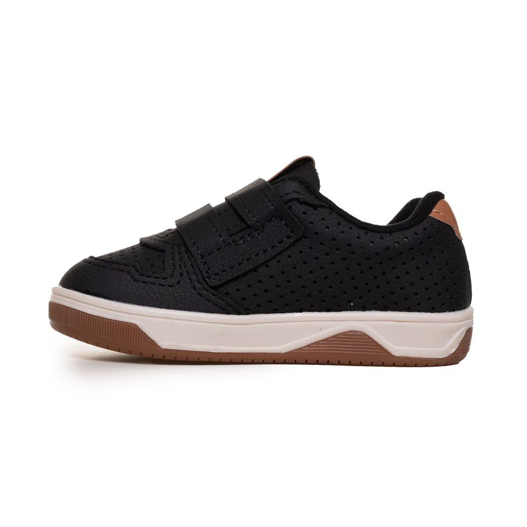 Tênis infantil masculino preto com velcro duplo e detalhes em marrom, vista lateral direita