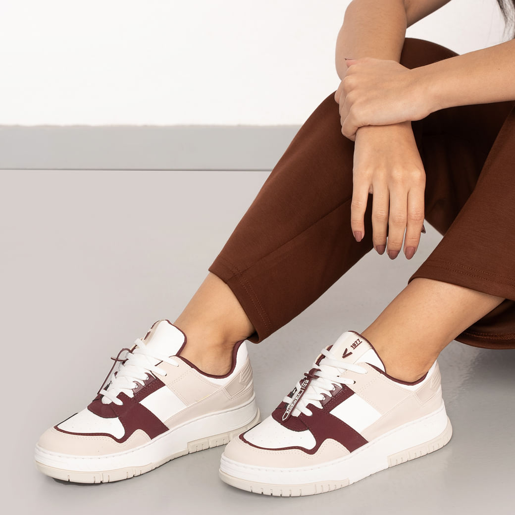 Tênis casual feminino branco com detalhes vinho e bege Via Marte usado, modelo 219-003-07.