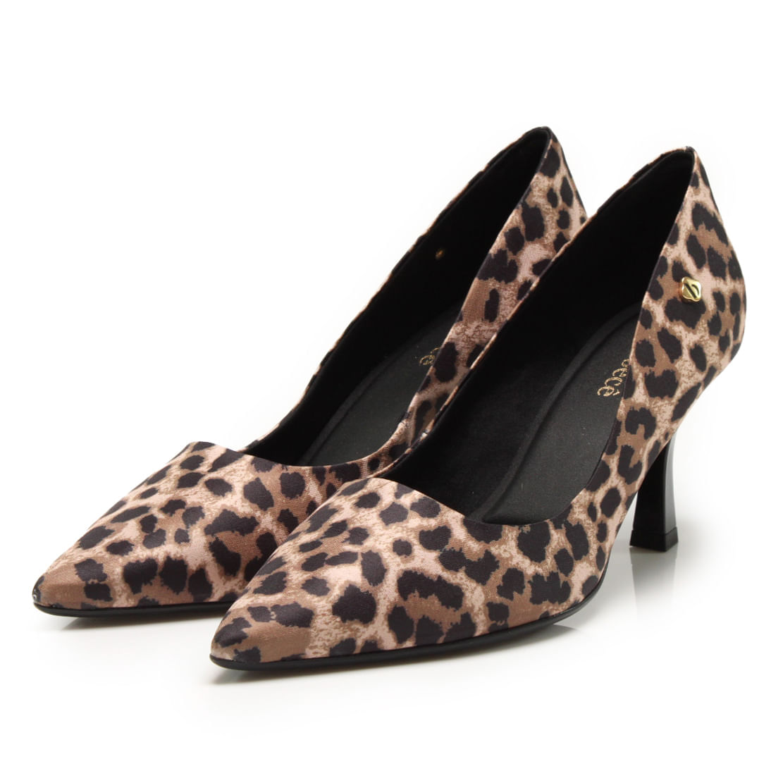 Par de sapatos scarpin feminino preto e bege com estampa animal print e salto médio fino