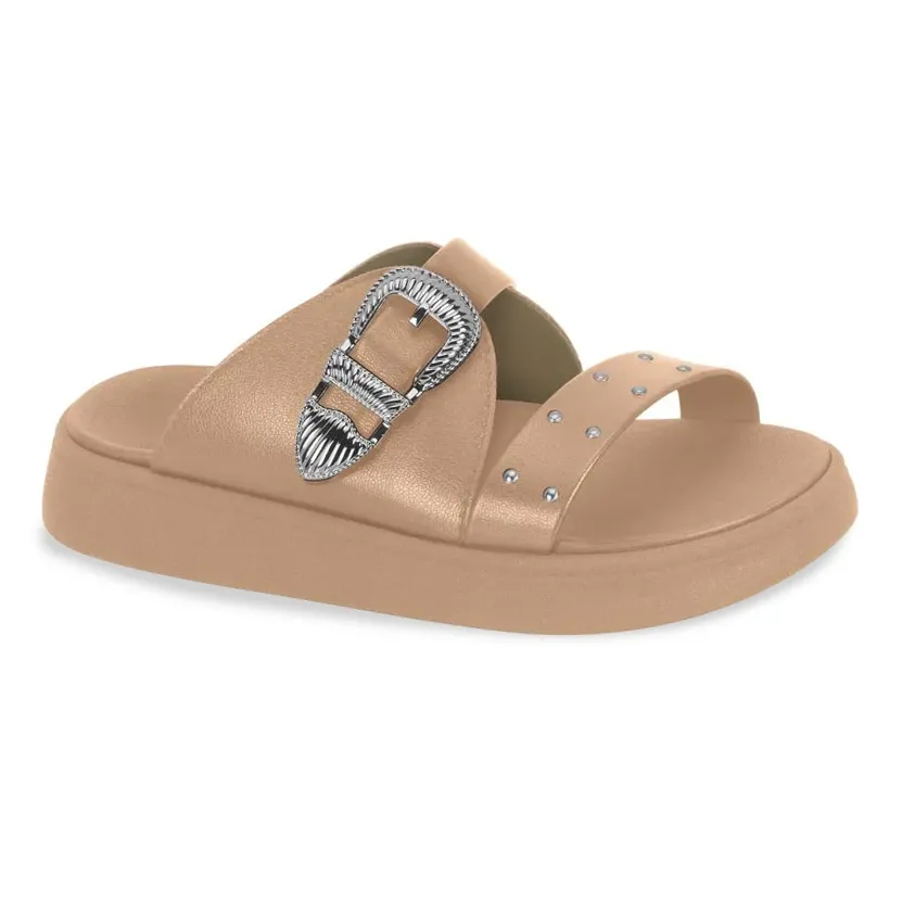 Tamanco infantil nude Molekinha com fivela prateada e tachas, vista frontal lateral com sola plataforma e palmilha acolchoada