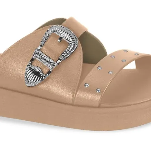 Close lateral do tamanco infantil nude Molekinha mostrando fivela prateada e tachas decorativas