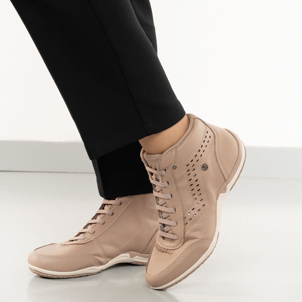 Tênis casual feminino cappuccino cano médio com cadarço e detalhes perfurados