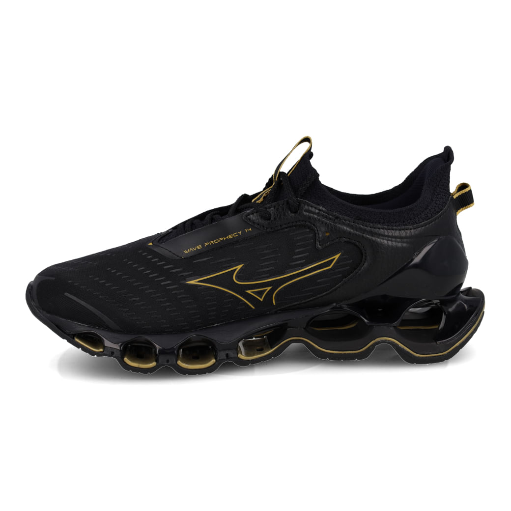 Vista lateral direita do Mizuno Wave Prophecy 14 preto destacando sola e cabedal em mesh para ajuste