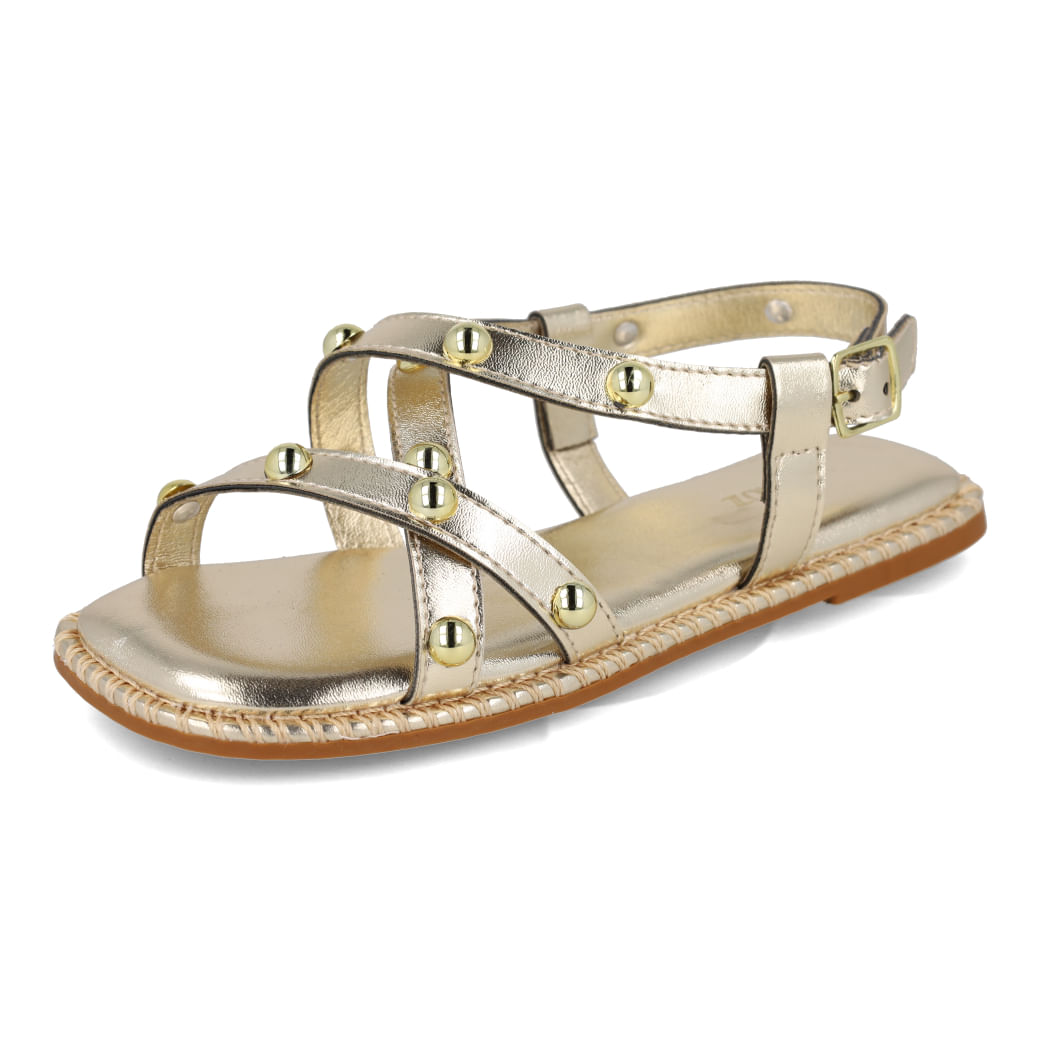 Sandália infantil feminina casual dourada metálica vista frontal em ângulo com tachas douradas