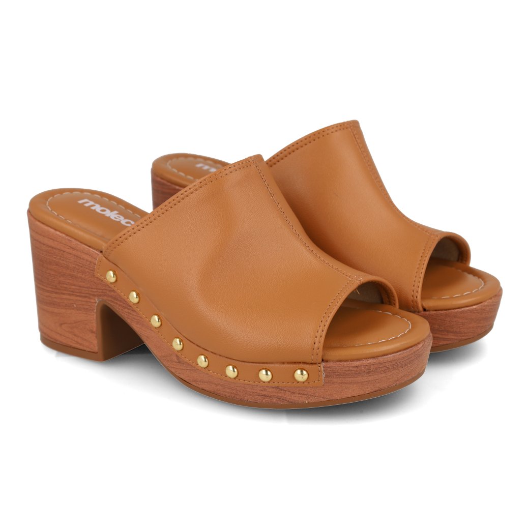 Tamanco-Moleca-salto-bloco-medio-caramelo-com-salto-bloco-madeira-e-tachas-douradas.