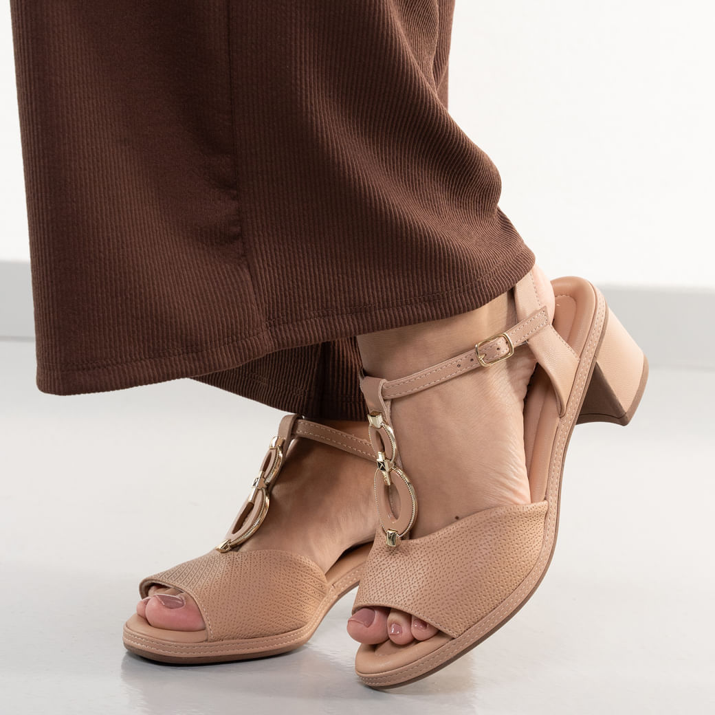 Sandália feminina nude claro Piccadilly conforto com salto médio e detalhe metálico