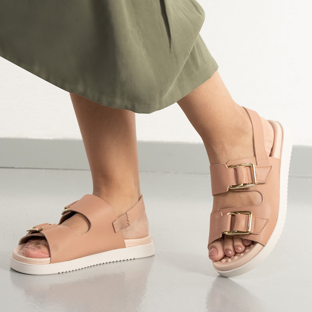 Sandália casual feminina nude Modare com duas fivelas douradas e solado branco