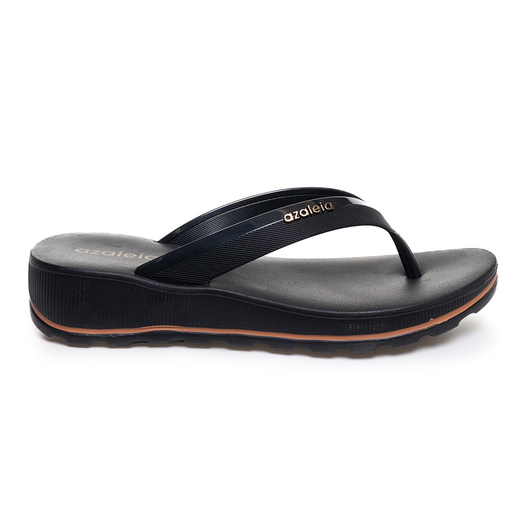 Tamanco feminino preto Azaleia casual 18908-AV596 em PVC com solado preto e detalhe marrom.