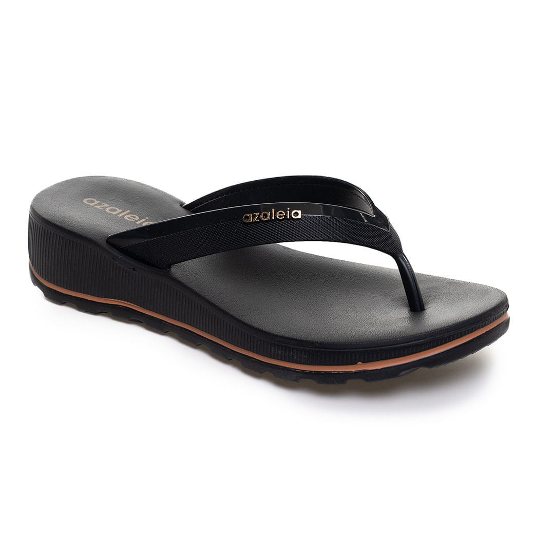 Tamanco feminino Azaleia preto casual em PVC modelo 18908-AV596 com logo dourado e solado com faixa marrom.