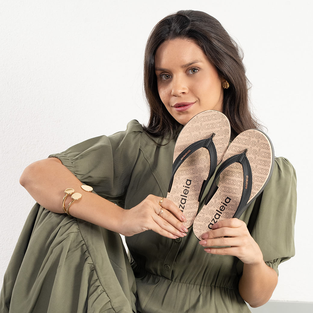 Modelo segurando Tamanco Azaleia Maria preto, mostrando o ajuste e o design das tiras