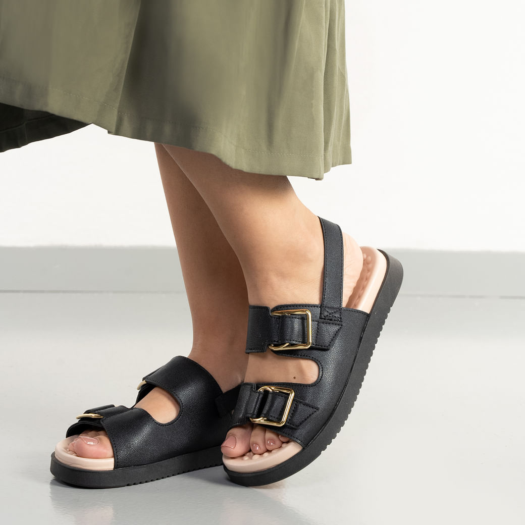 Sandália casual feminina preta e bege Modare com fivelas douradas e palmilha texturizada.