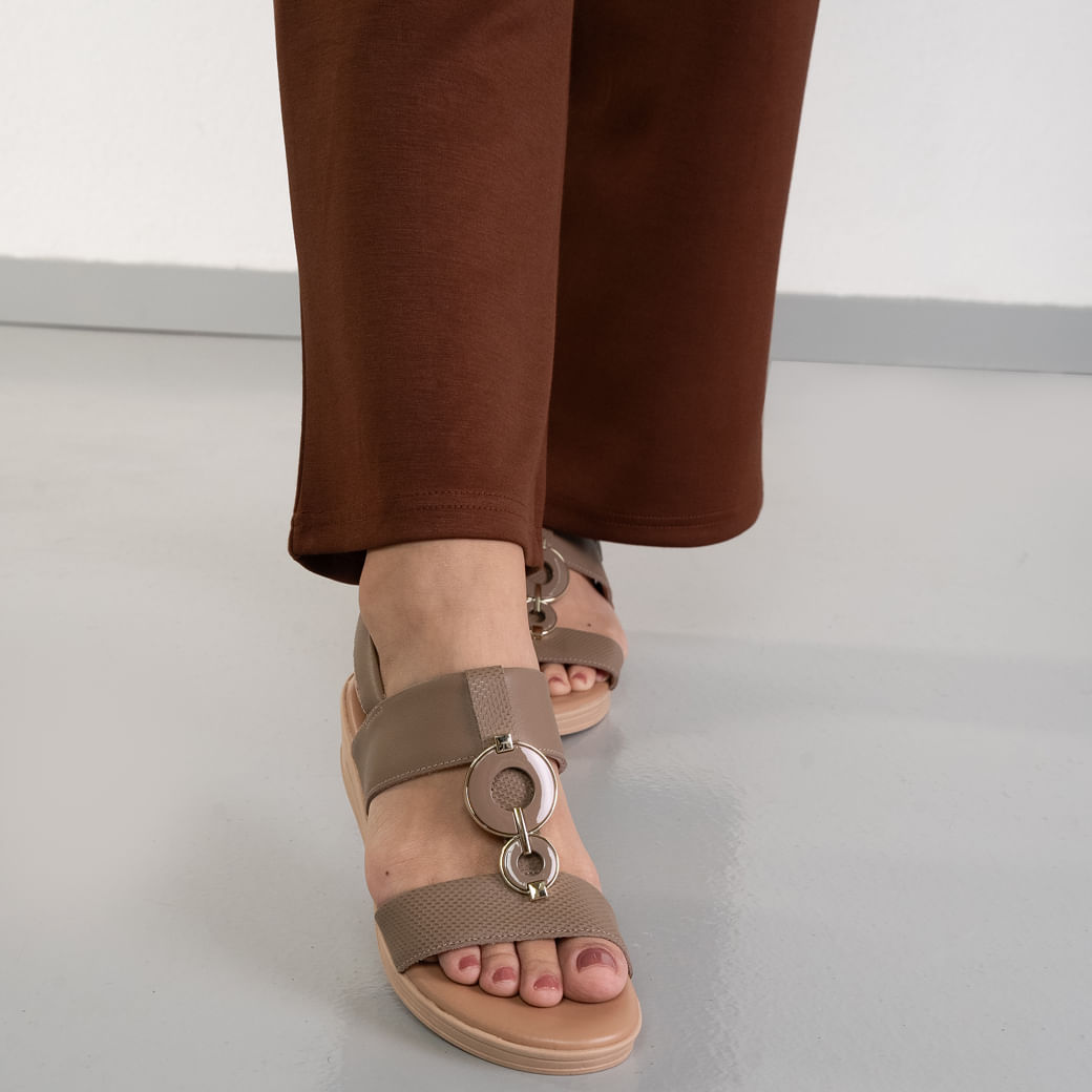Sandália feminina conforto couro fendi Usaflex vista frontal calçada com calça marrom.