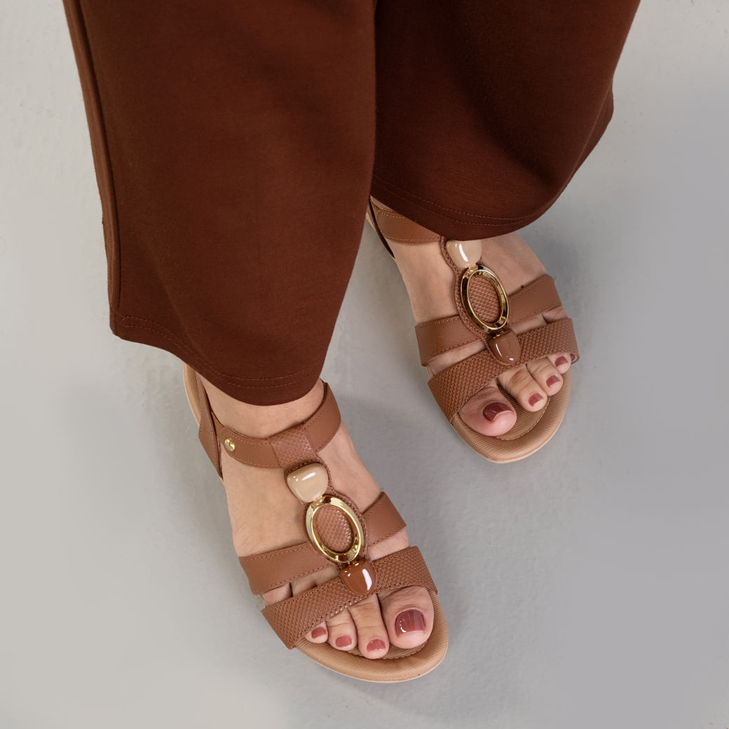 Sandália conforto feminina caramelo couro Usaflex vista superior com detalhe enfeite dourado