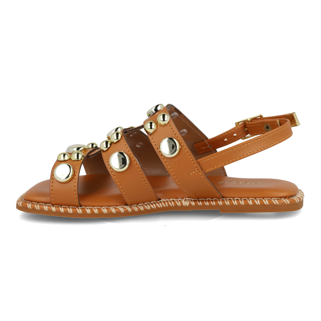 Sandália infantil camel 5645 Napa Soft lateral esquerda com tachas metálicas e fivela dourada.