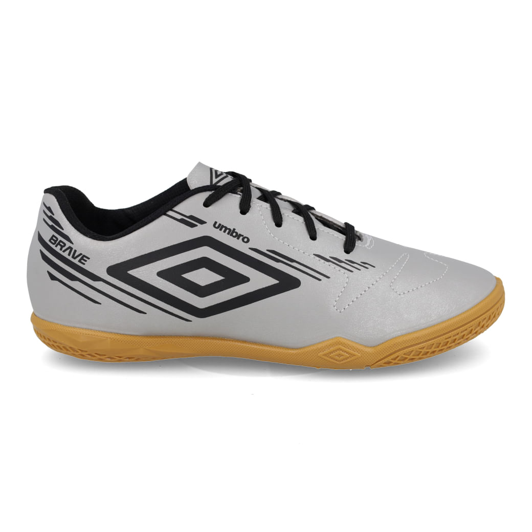 Chuteira futsal infantil cinza e preta Umbro Brave JR com solado caramelo