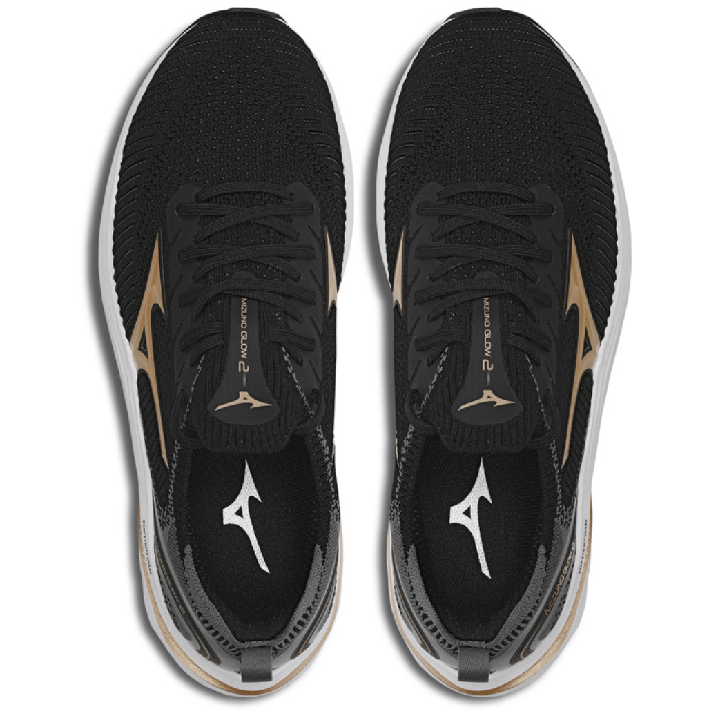 Par de tênis Mizuno Glow 2 feminino preto vistos de cima com detalhes dourados.