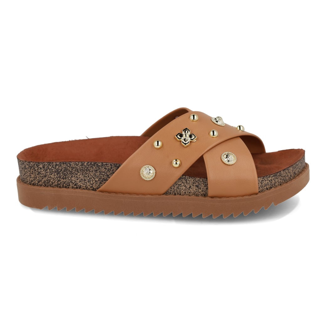 Tamanco casual feminino camel Moleca com tiras cruzadas e tachas douradas vista lateral