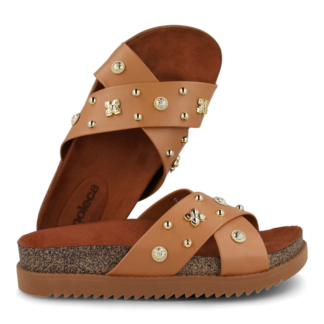 Tamanco Moleca feminino camel com aplicações metálicas douradas visto de lado direito