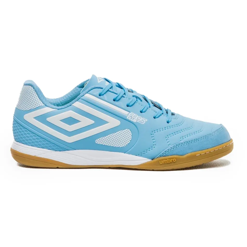 Chuteira futsal Umbro Pro 5 Bump Club azul e branco vista lateral, cabedal sintético e solado de borracha