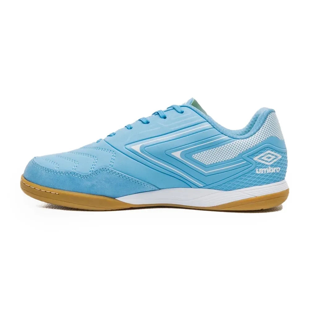 Chuteira futsal Umbro Pro 5 vista lateral com detalhes em branco e solado de borracha