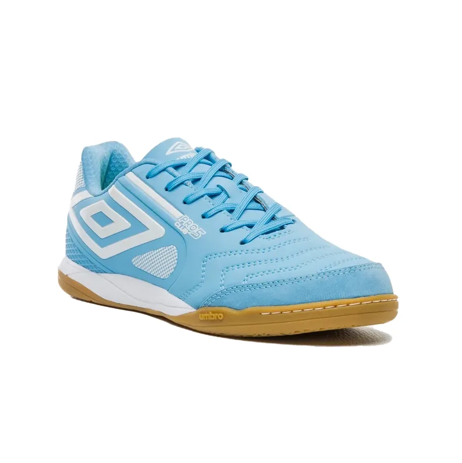 Chuteira futsal Umbro Pro 5 vista frontal azul e branco, mostrando cadarço e língua
